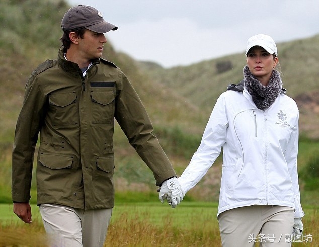 不愧是美国总统川普的女儿，伊万卡穿着高跟鞋也来打起高尔夫球！(4)