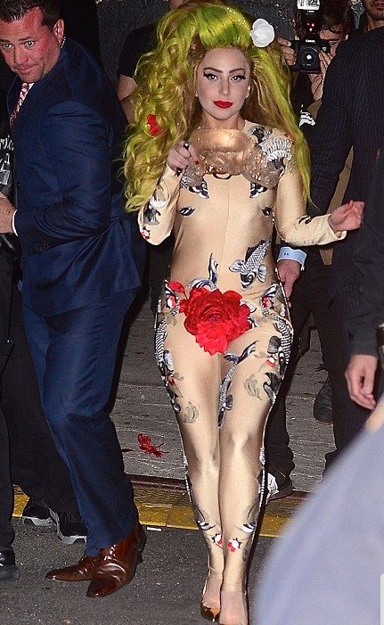 恋爱后的ladygaga终于走出心里阴影，画起淡妆变女神(1)