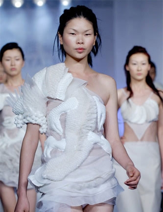 被称为中国最“丑”模特，小眼睛塌鼻子，嫁老外后儿子超萌(2)