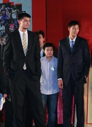 试问和姚明合影的明星阴影面积有多大？勾起矮个明星那些“痛”！(3)