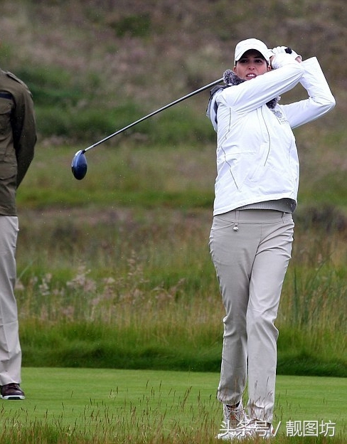 不愧是美国总统川普的女儿，伊万卡穿着高跟鞋也来打起高尔夫球！(3)