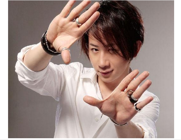 曾是春晚红人，当年帅气如今沧桑变大叔，因在日本跪拜遭封杀(1)