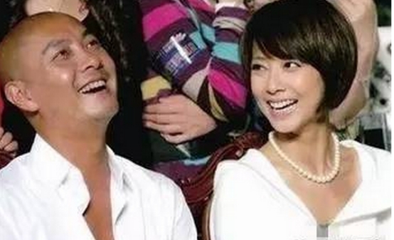 为爱隐退娱圈曾两度流产，张卫健为事业与她分分合合，终携子之手(3)