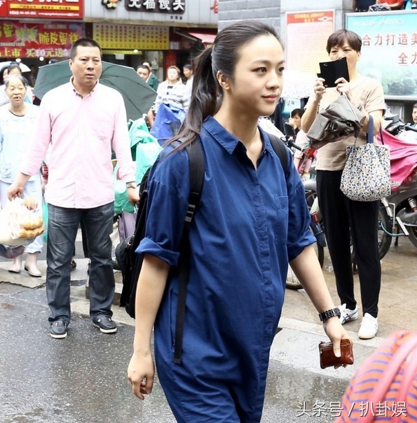 同样是上街买菜 姚晨身穿睡衣疑作秀 林青霞衣着朴素最接地气(3)