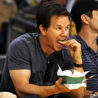 明星亦吃货，看看寡姐、皮特、施瓦辛格、布兰妮的吃相有多难看(4)