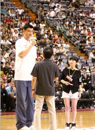 试问和姚明合影的明星阴影面积有多大？勾起矮个明星那些“痛”！(2)