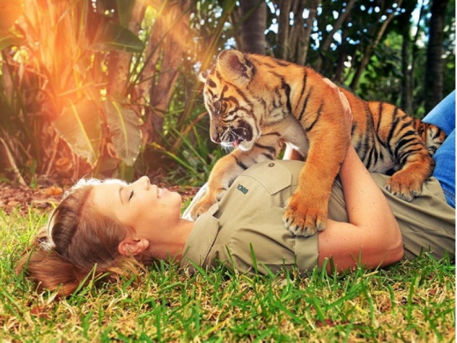 还记得秒杀贝爷的鳄鱼先生么？9年前死于毒刺，如今女儿继承衣钵(4)