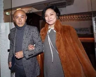 为爱隐退娱圈曾两度流产，张卫健为事业与她分分合合，终携子之手(1)