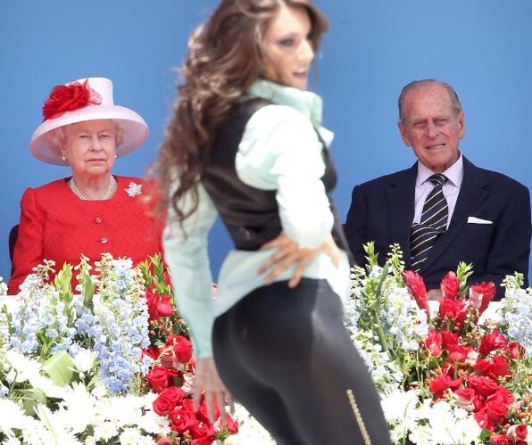 抓拍：生活中英国女王最经典的瞬间表情(2)