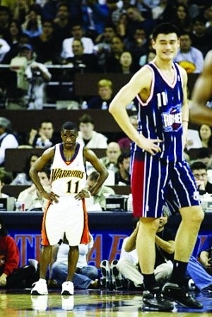 试问和姚明合影的明星阴影面积有多大？勾起矮个明星那些“痛”！(2)