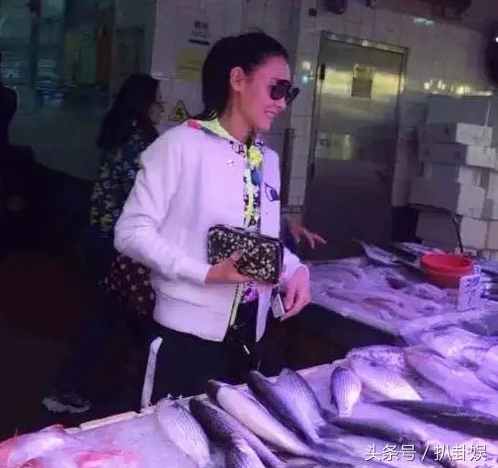 同样是上街买菜 姚晨身穿睡衣疑作秀 林青霞衣着朴素最接地气(3)