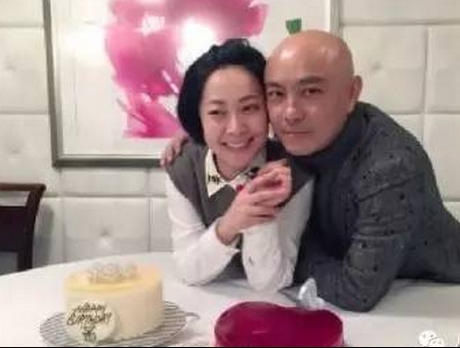 为爱隐退娱圈曾两度流产，张卫健为事业与她分分合合，终携子之手(1)