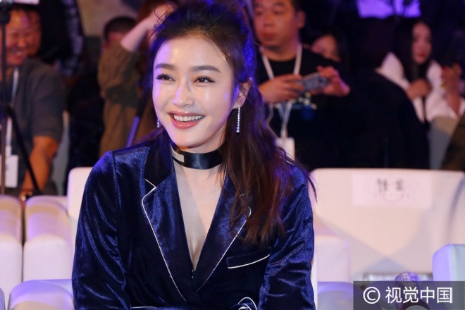 甘薇出席活动超短裙秀美腿险走光 秦岚睡衣秀乳沟、王思聪吃不停(2)