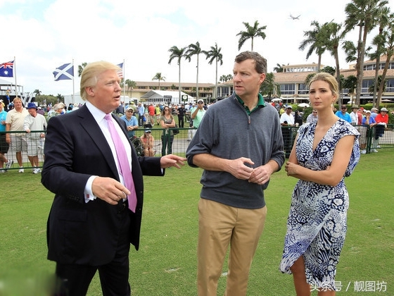 不愧是美国总统川普的女儿，伊万卡穿着高跟鞋也来打起高尔夫球！(4)
