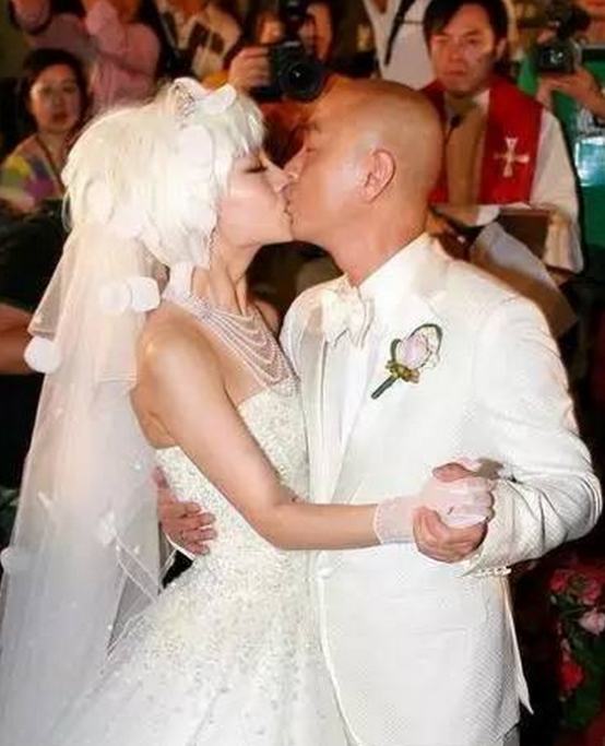 为爱隐退娱圈曾两度流产，张卫健为事业与她分分合合，终携子之手(4)