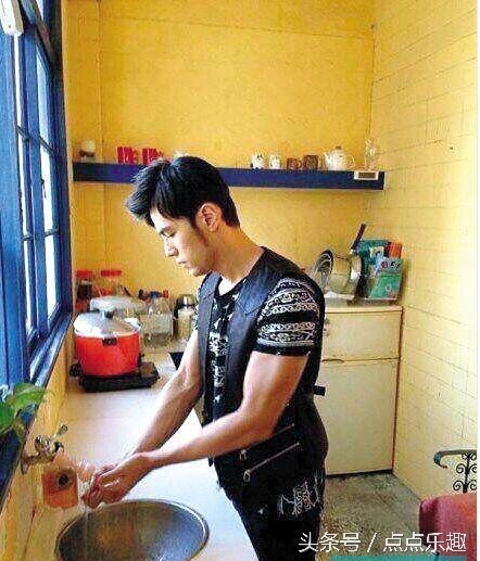 为爱妻亲自下厨的10大男星，涵哥做得好吃，导致了妻子的悲剧！(1)