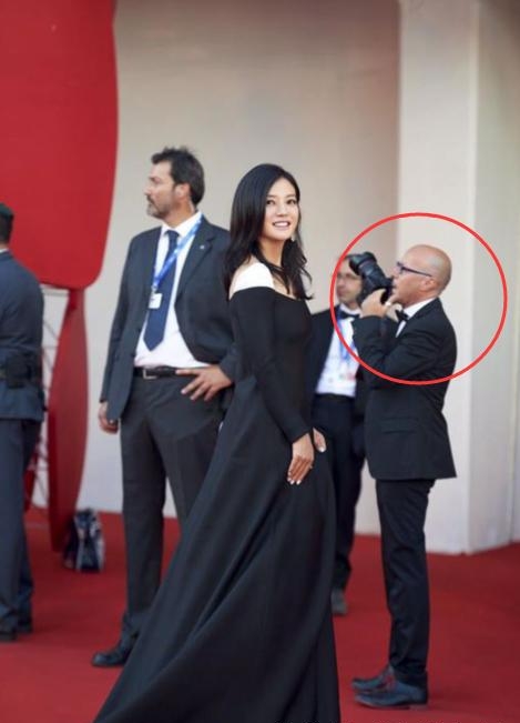 中国就是太把明星当回事了  看看外国人是怎么对待中国明星的(1)