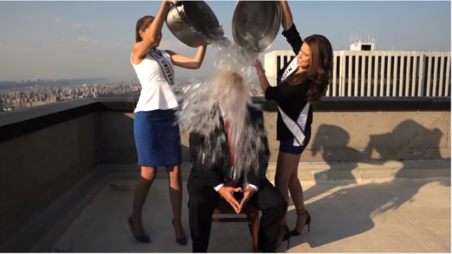 从特朗普参加冰桶挑战来看，特朗普真的没有戴假发(2)