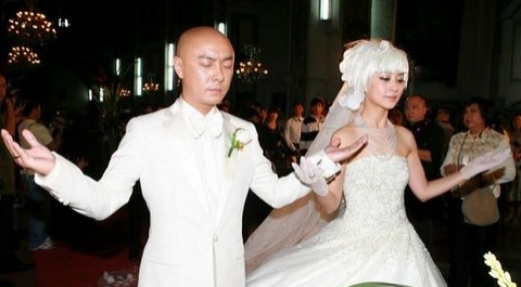 为爱隐退娱圈曾两度流产，张卫健为事业与她分分合合，终携子之手(1)