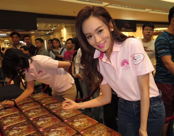 前港姐杨思琦为女儿也够拼了，内地四处登台走穴，大小活动通吃(3)