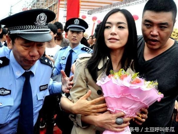 明星出场，保镖”护驾“，最后一位根本不需要嘛！(1)