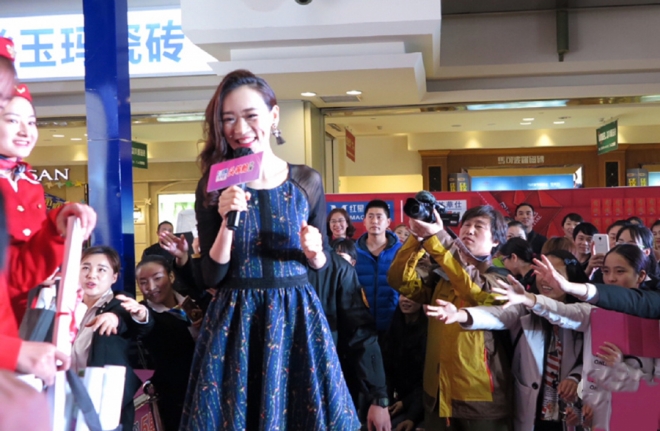 前港姐杨思琦为女儿也够拼了，内地四处登台走穴，大小活动通吃(3)