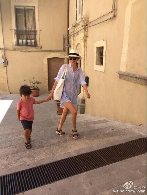 被称为中国最“丑”模特，小眼睛塌鼻子，嫁老外后儿子超萌(2)