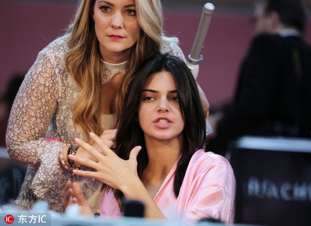 潜入维密后台 看看天使超模们都在化妆间干啥(1)