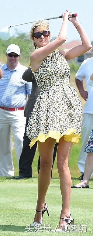 不愧是美国总统川普的女儿，伊万卡穿着高跟鞋也来打起高尔夫球！(2)