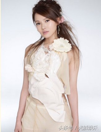 娱乐圈有“神秘干爹”撑腰的九大女星 怪不得能这样红(3)