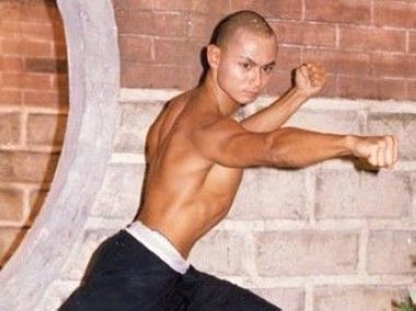 病后惨遭妻儿离弃，香港武打巨星刘家辉悲惨的晚年生活(1)