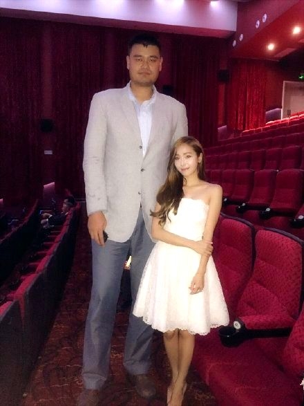 试问和姚明合影的明星阴影面积有多大？勾起矮个明星那些“痛”！(1)