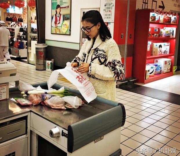 同样是上街买菜 姚晨身穿睡衣疑作秀 林青霞衣着朴素最接地气(1)