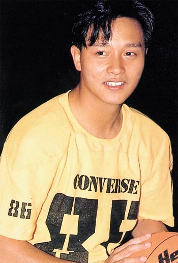 直击哥哥张国荣生前未公开的11张照片(3)