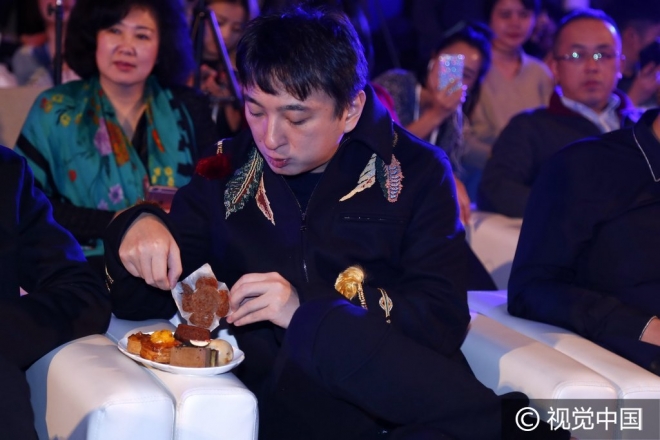 甘薇出席活动超短裙秀美腿险走光 秦岚睡衣秀乳沟、王思聪吃不停(1)