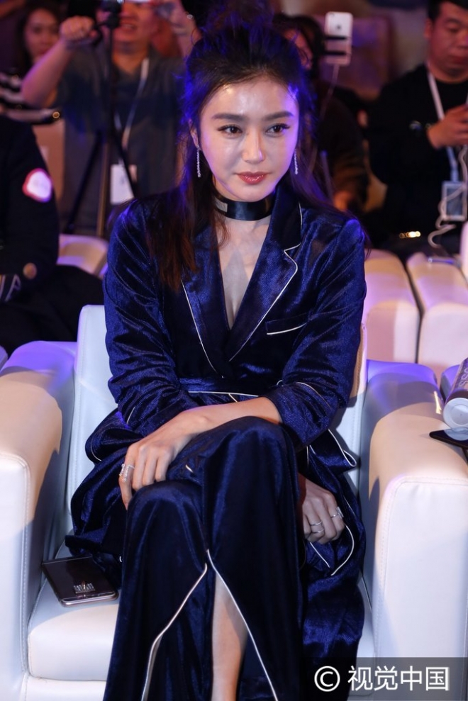 甘薇出席活动超短裙秀美腿险走光 秦岚睡衣秀乳沟、王思聪吃不停(3)