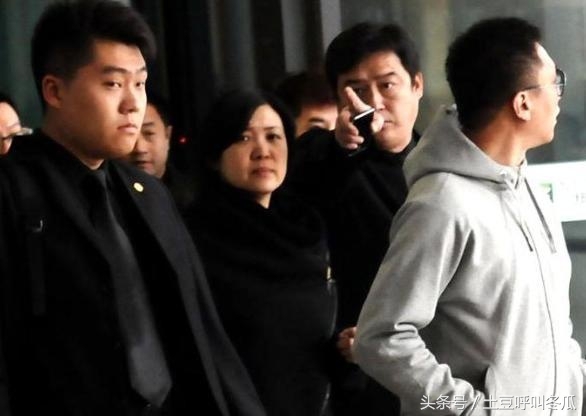 明星出场，保镖”护驾“，最后一位根本不需要嘛！(2)