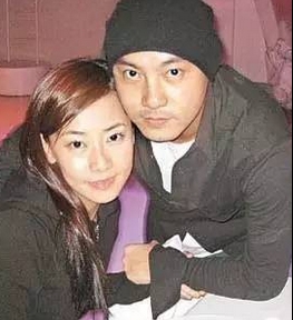 为爱隐退娱圈曾两度流产，张卫健为事业与她分分合合，终携子之手(2)