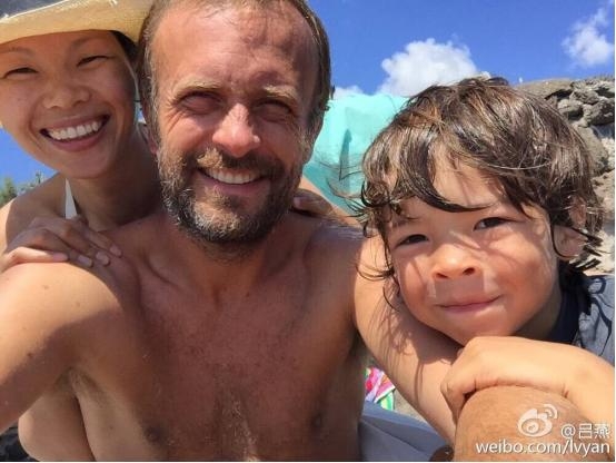 被称为中国最“丑”模特，小眼睛塌鼻子，嫁老外后儿子超萌(2)