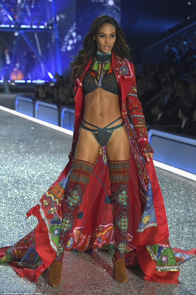 维密天使个个身价不菲，T台总值2.45亿美元，刘雯挤入前三(2)