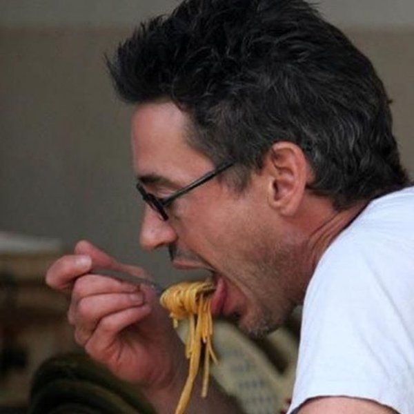 明星亦吃货，看看寡姐、皮特、施瓦辛格、布兰妮的吃相有多难看(5)