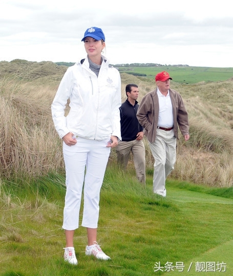 不愧是美国总统川普的女儿，伊万卡穿着高跟鞋也来打起高尔夫球！(3)