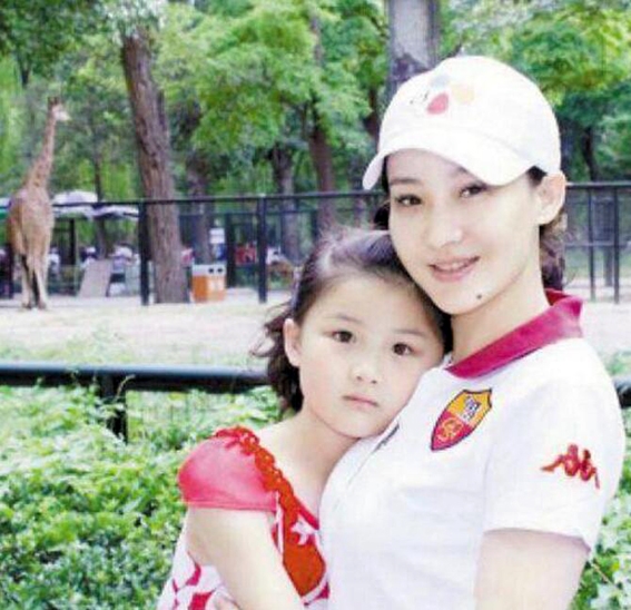 丑爸的自卑，幸好没有遗传给女儿，王宝强的女儿最美！(4)