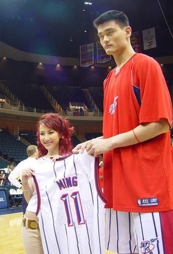 试问和姚明合影的明星阴影面积有多大？勾起矮个明星那些“痛”！(3)