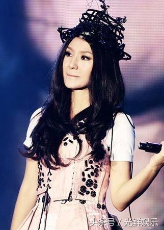 娱乐圈有“神秘干爹”撑腰的九大女星 怪不得能这样红(2)