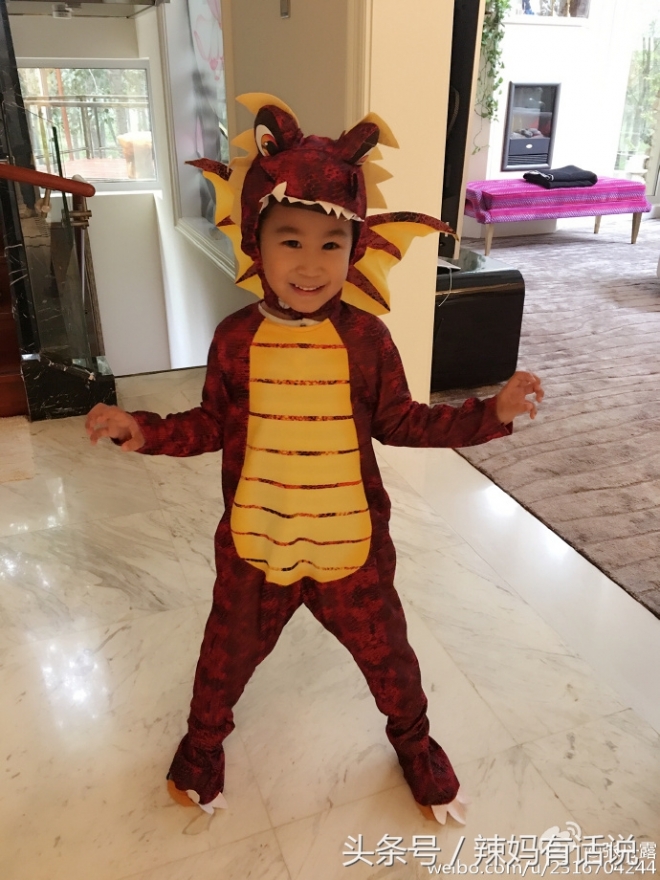 娱乐圈还有这样的明星？出外拍戏也不忘拖儿带女！现传出生三胎~(4)