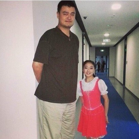 试问和姚明合影的明星阴影面积有多大？勾起矮个明星那些“痛”！(2)