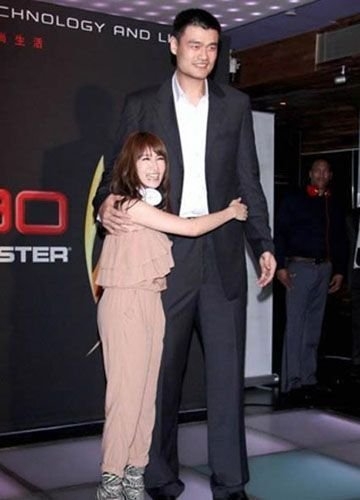 试问和姚明合影的明星阴影面积有多大？勾起矮个明星那些“痛”！(4)