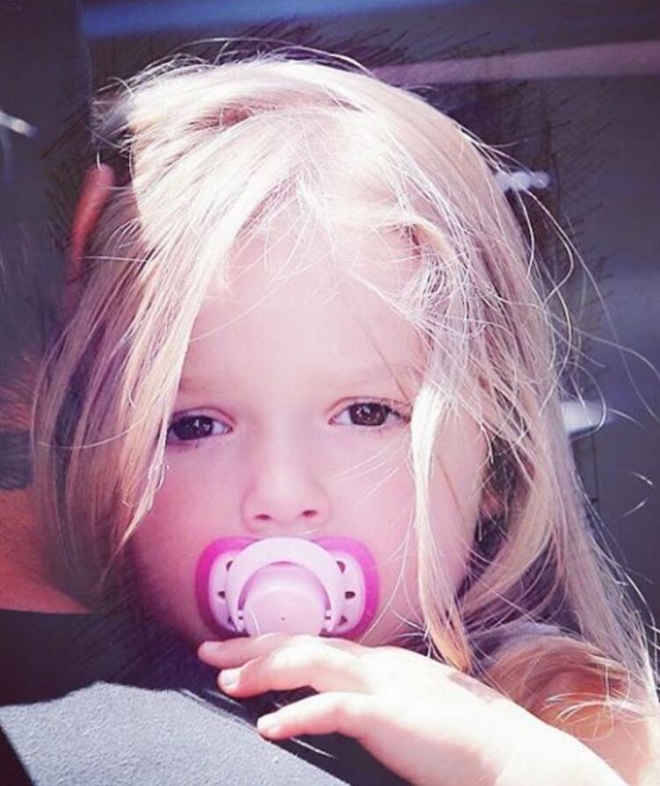 眼神杀！小七继承贝克汉姆最强基因 将来必迷倒一片(2)