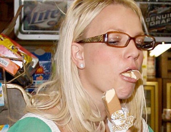 明星亦吃货，看看寡姐、皮特、施瓦辛格、布兰妮的吃相有多难看(2)